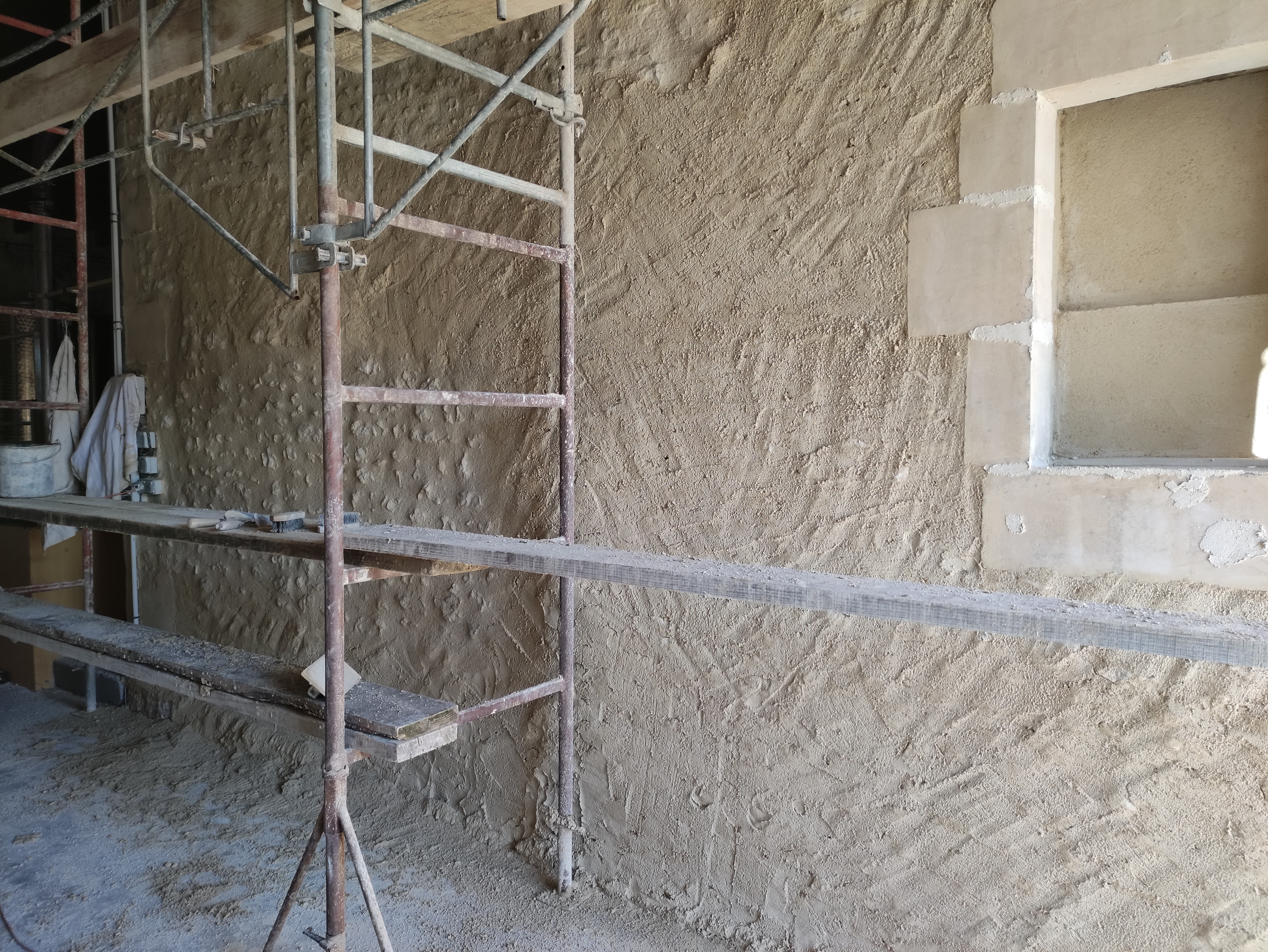 Chaux naturelle et rénovation de murs en pierre : conseils d’un maçon à Cognac et alentours